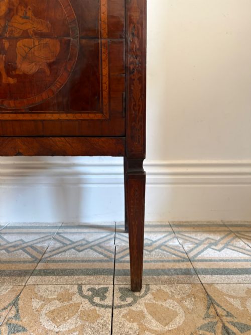 ITALIAN 18TH CENTURY NEOCLASSICAL WALNUT BEDSIDE COMMODINO WITH INLAID MARQUETRY 52CM WIDE - ADDITIONAL PHOTO 4
