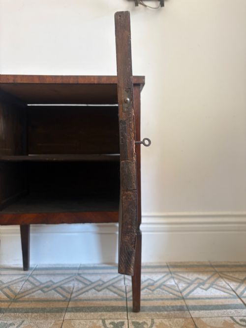 ITALIAN 18TH CENTURY NEOCLASSICAL WALNUT BEDSIDE COMMODINO WITH INLAID MARQUETRY 52CM WIDE - ADDITIONAL PHOTO 8