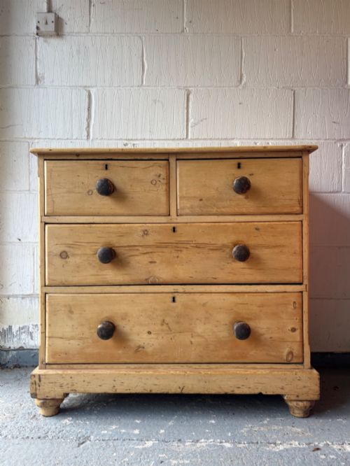 A 19th Century Scrubbed Pine 4 Drawer Chest of Drawers with Bun Handles