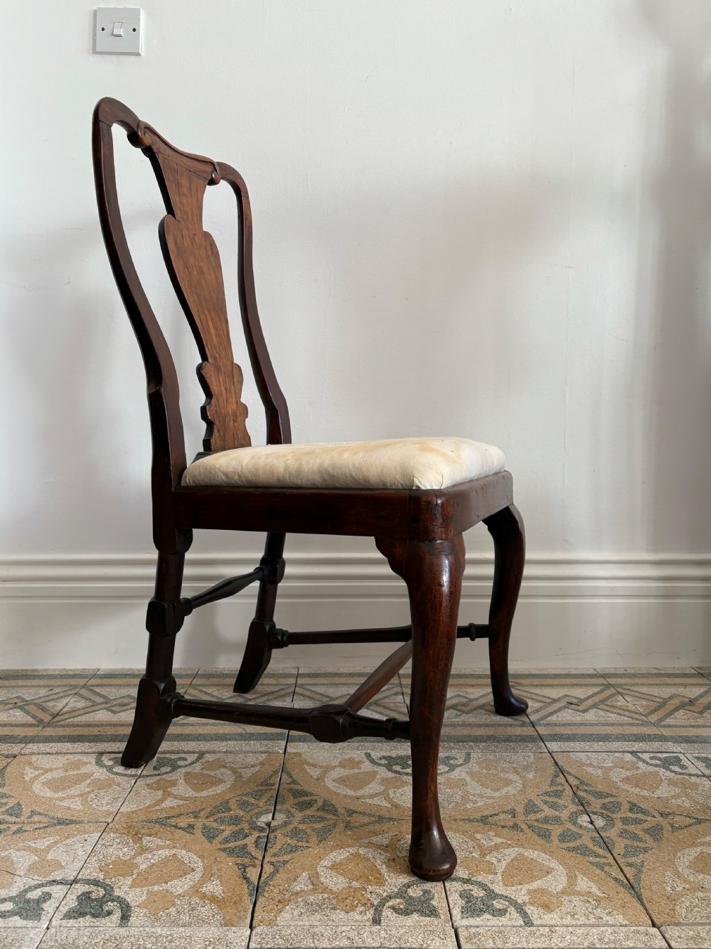 A Queen Anne Walnut Chair, England C1710 with Drop-in Seat, Original Form View V