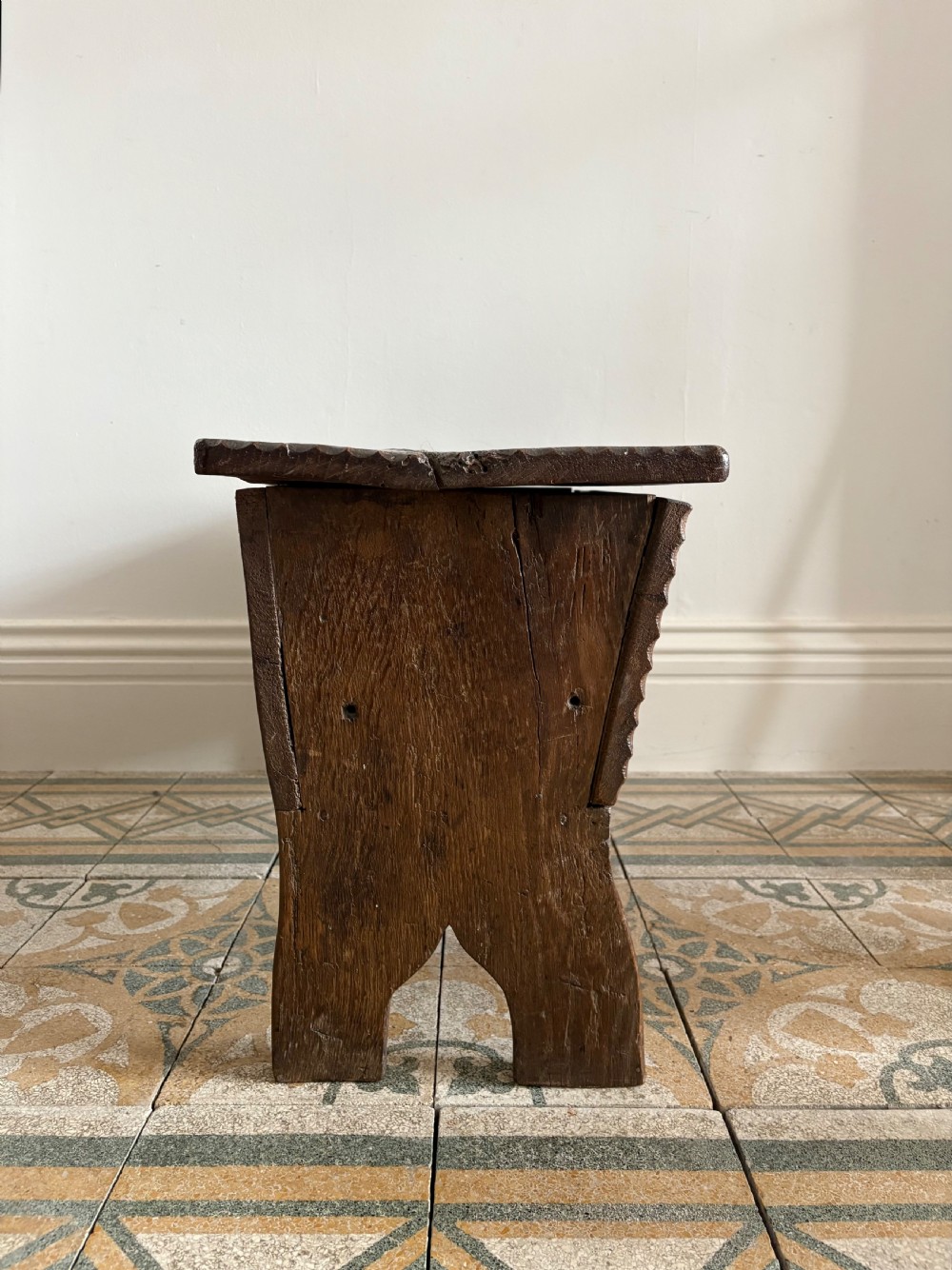 A 17th Century English Oak 6 Plank Coffer 77cm Chip Carved and Hinged Lid View VI