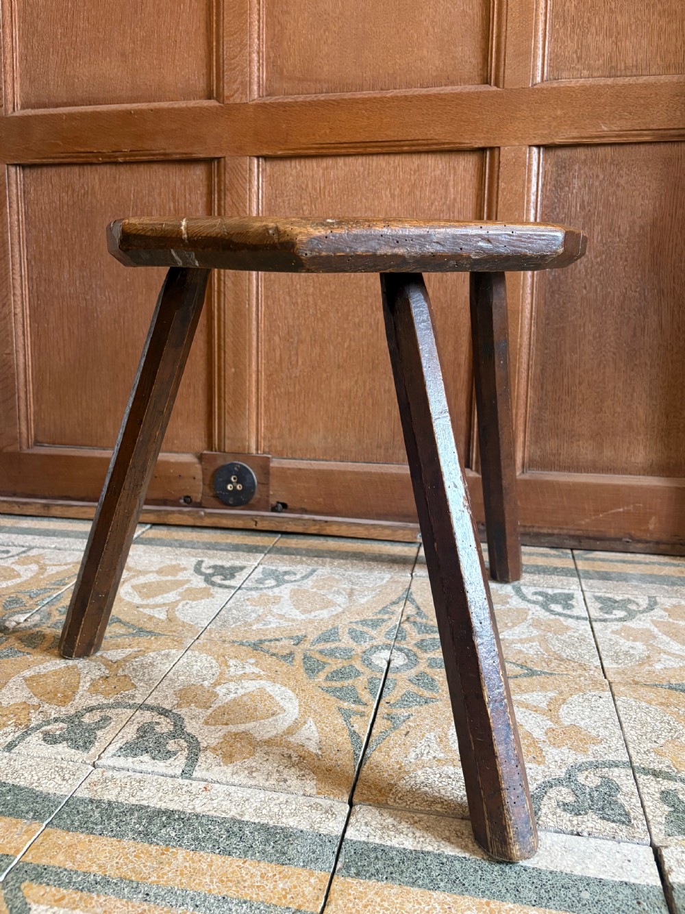 Elm and Beech Early 19th Century Cutlers or Milking Stool, 3 Legs, 39.5cm seat View VII