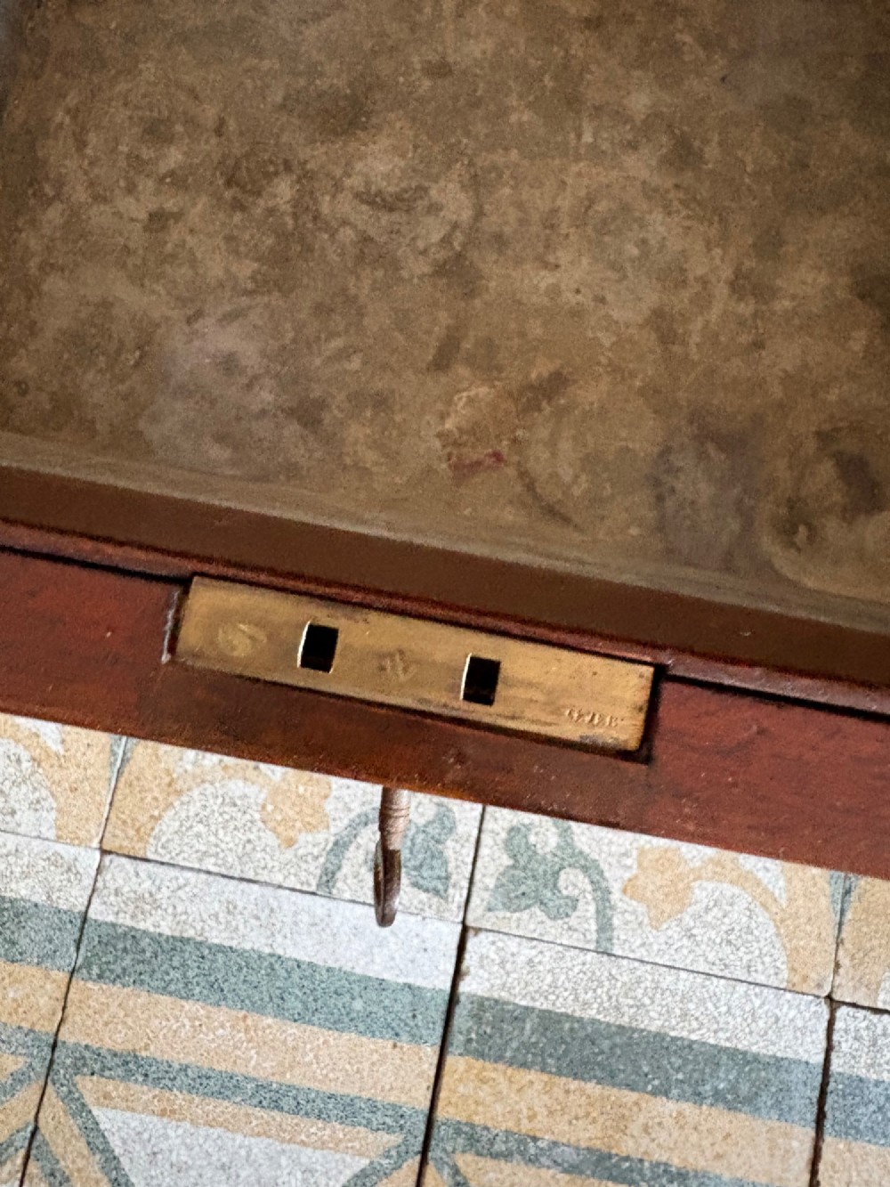 A Regency tapered mahogany sarcophagus cellarette featuring a hinged lid, keyhole with brass escutcheon, and turned gadrooned feet. View X