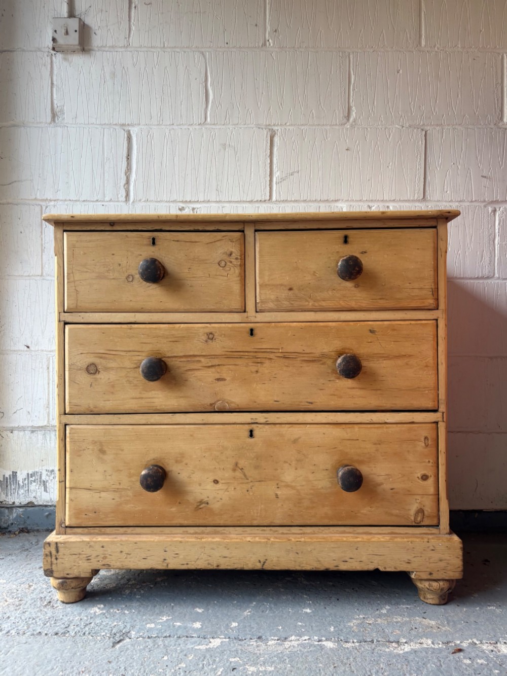 A 19th Century Scrubbed Pine 4 Drawer Chest of Drawers with Bun Handles