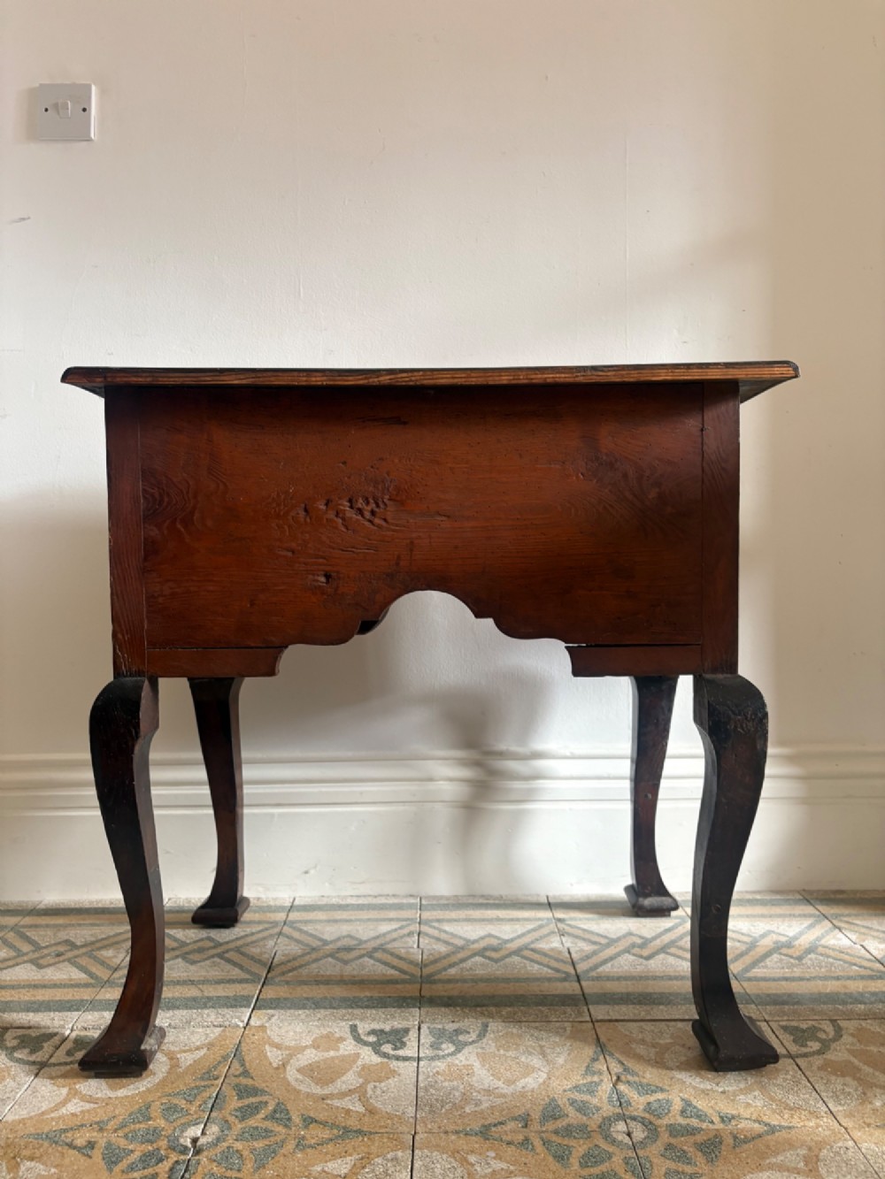 An early 18th-century figured walnut lowboy side table featuring three drawers, a shaped apron, brass handles, and cabriole legs. View VIII