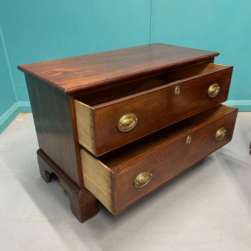 GEORGIAN MAHOGANY LOW CHEST OF DRAWERS - ADDITIONAL PHOTO 4
