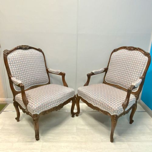 very near pair of french walnut open armchairs - CATEGORY: ANTIQUE CHAIRS - DATED 1850