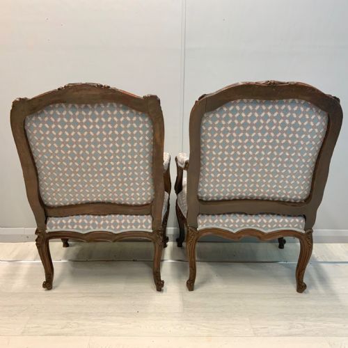 VERY NEAR PAIR OF FRENCH WALNUT OPEN ARMCHAIRS - ADDITIONAL PHOTO 6