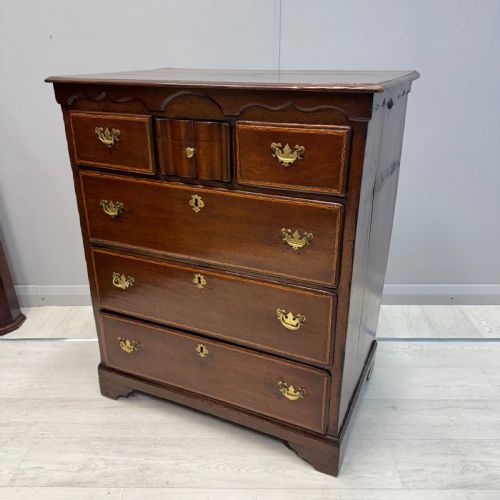 18th century oak chest of drawers - CATEGORY: ANTIQUE CHEST OF DRAWERS - DATED 18TH CENTURY