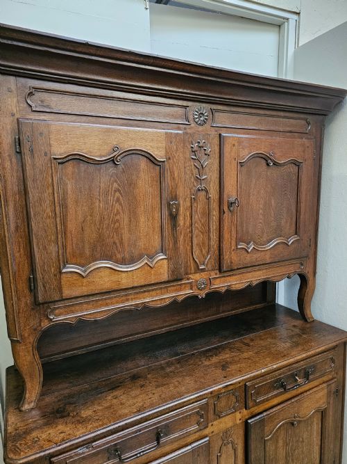 FRENCH 18TH CENTURY OAK PANELLED AND CARVED BUFFET A DEUX CORPS - ADDITIONAL PHOTO 2