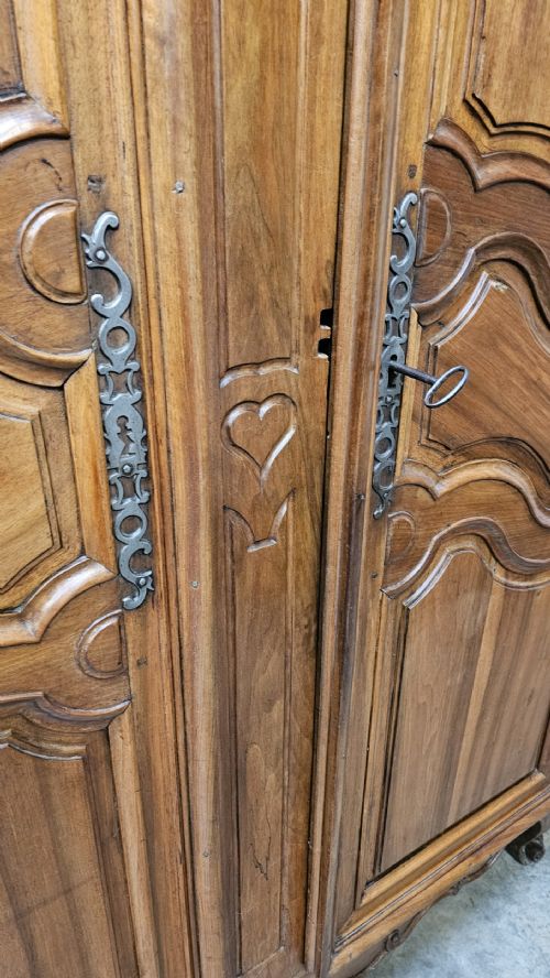 18TH CENTURY CARVED WALNUT ARMOIRE BURGUNDY - ADDITIONAL PHOTO 1