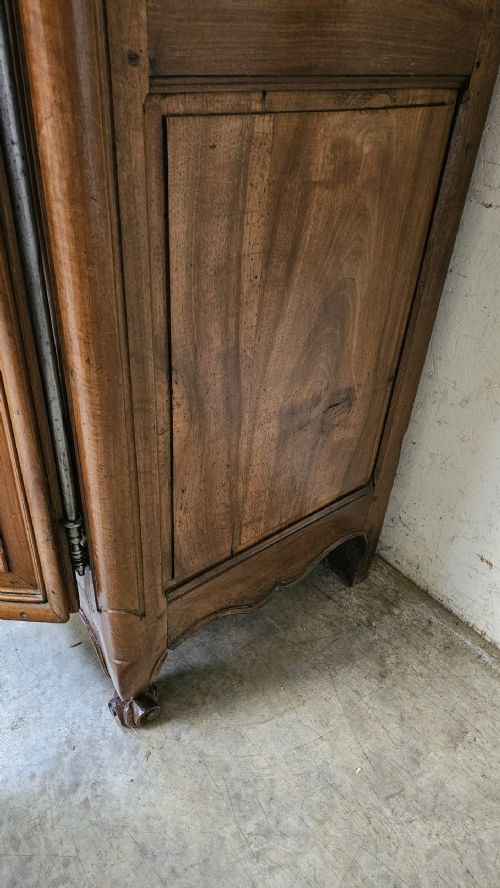 18TH CENTURY CARVED WALNUT ARMOIRE BURGUNDY - ADDITIONAL PHOTO 4