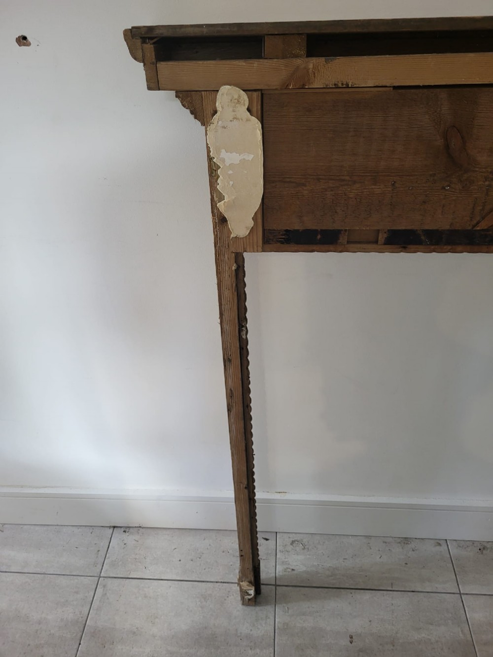 A Georgian pine fireplace surround featuring a wide mantel shelf, a vertically fluted frieze, and carved rope twist mouldings bordering the aperture. View IV