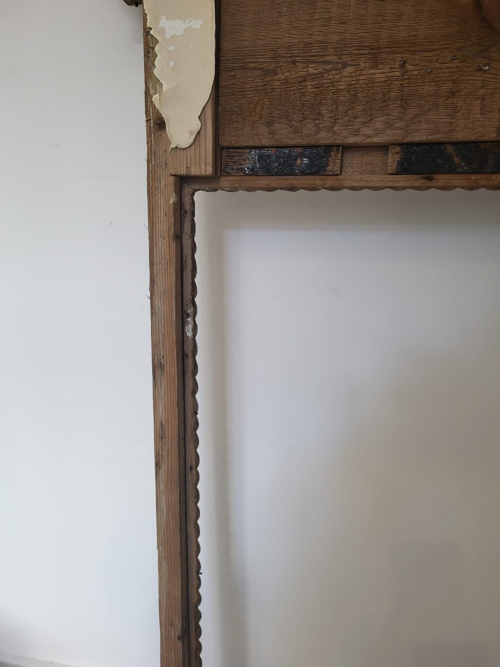 A Georgian pine fireplace surround featuring a wide mantel shelf, a vertically fluted frieze, and carved rope twist mouldings bordering the aperture. View VIII