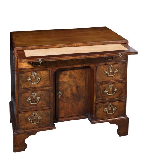 GEORGE III MAHOGANY KNEEHOLE DESK CIRCA 1760 - ADDITIONAL PHOTO 1