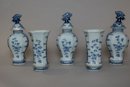 A GOOD SET OF 5 FINE EARLY 19TH CENTURY DELFT BLUE WHITE VASES AND COVERS - ADDITIONAL PHOTO 1