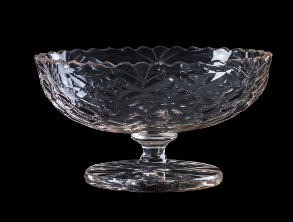 Small boat shaped bowl. Circa 1830