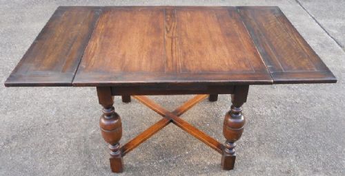Oak Bulbous Leg Extending Dining Table to Seat Six