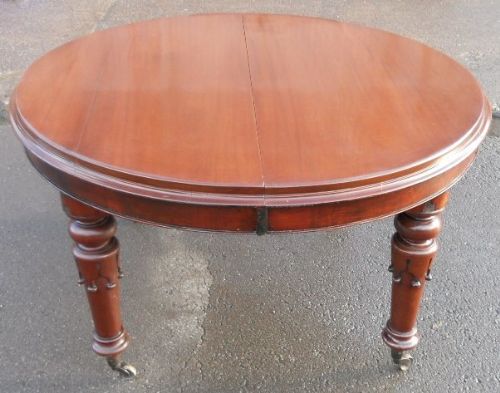 Victorian Round Mahogany Circular Extending Dining Table to Seat Ten