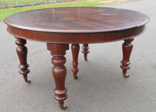 Victorian Mahogany Round Extending Dining Table to Seat Eight