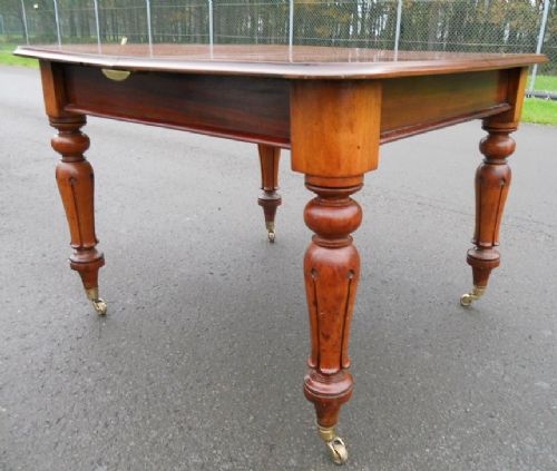 Victorian Extending Mahogany Dining Table with Two Extra Leaves