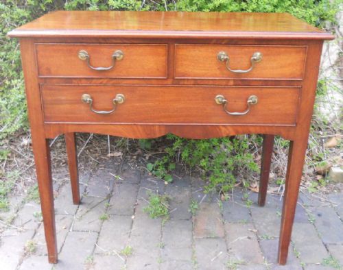 GEORGIAN MAHOGANY SIDE TABLE