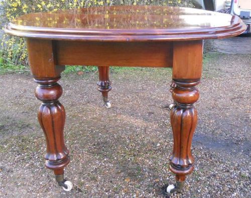 Victorian Oval Mahogany Extending Dining Table to Seat Ten