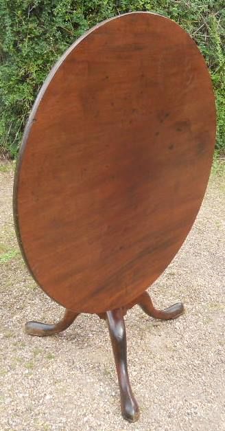GEORGIAN MAHOGANY REVOLVING SUPPER TABLE