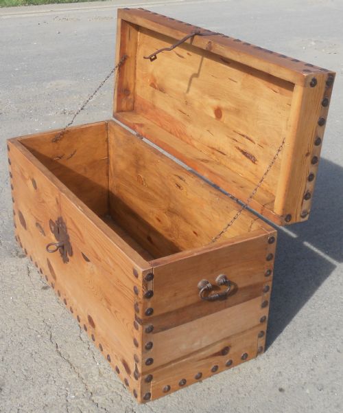 VICTORIAN PINE BLANKET BOX - ADDITIONAL PHOTO 5
