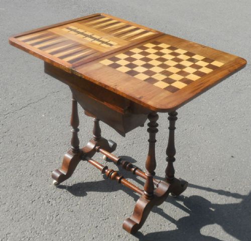 VICTORIAN WALNUT FOLDOVER GAMES TABLE - ADDITIONAL PHOTO 1