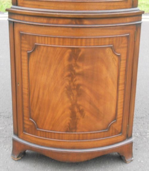 GEORGIAN STYLE MAHOGANY BOWFRONT STANDING CORNER CUPBOARD - ADDITIONAL PHOTO 3