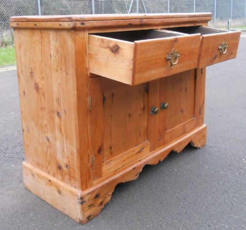 VICTORIAN TWO DOOR PINE CUPBOARD - ADDITIONAL PHOTO 4