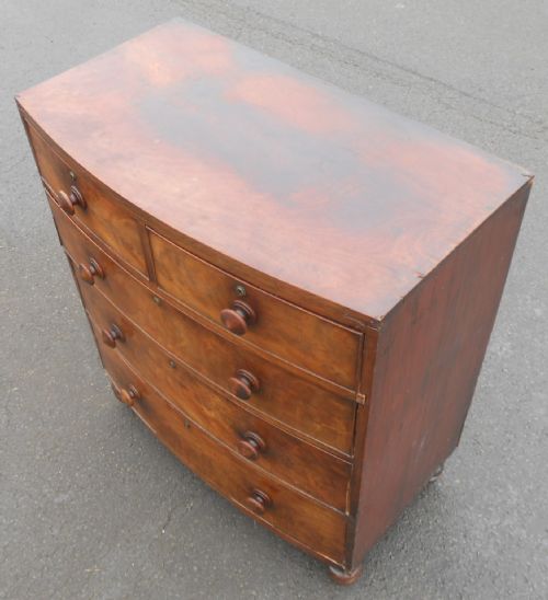 VICTORIAN MAHOGANY BOWFRONT CHEST OF DRAWERS - ADDITIONAL PHOTO 3