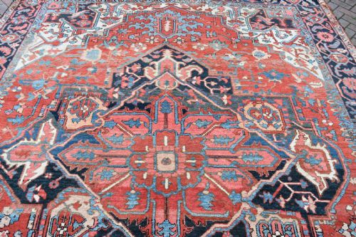 A GOOD ANTIQUE PERSIAN HERIZKARAJA CARPET 383X296CM - ADDITIONAL PHOTO 2
