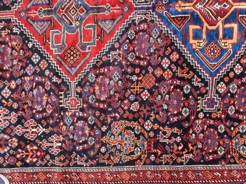 AN ANTIQUE QASGAI MAIN CARPET - ADDITIONAL PHOTO 3