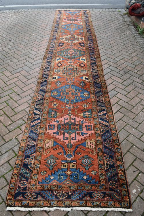 AN ANTIQUE HERIZ RUNNER OF LARGE PROPORTIONS 523X100 CM - ADDITIONAL PHOTO 3