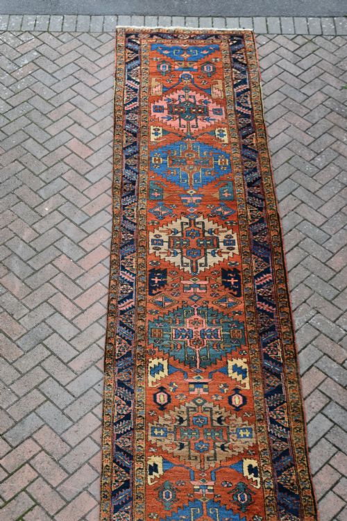 AN ANTIQUE HERIZ RUNNER OF LARGE PROPORTIONS 523X100 CM - ADDITIONAL PHOTO 5