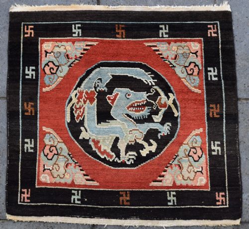 AN OLD TIBETAN SQUARE RUG 118X110 CM