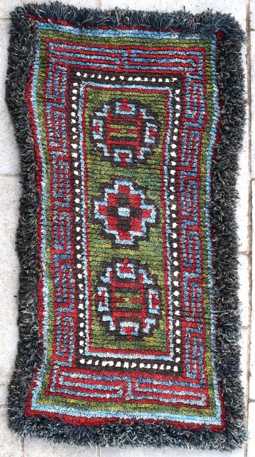 A RARE GREEN GROUND TIBETAN MONASTIC SEATING MAT FROM THE WANGDEN VALLEY TIBET - ADDITIONAL PHOTO 3