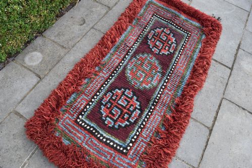 A VERY RARE PURPLE GROUND MONASTIC SEATING MAT FROM THE WANGDEN VALLEY IN TIBET - ADDITIONAL PHOTO 1