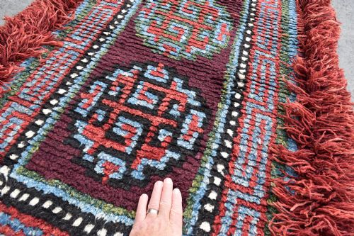 A VERY RARE PURPLE GROUND MONASTIC SEATING MAT FROM THE WANGDEN VALLEY IN TIBET - ADDITIONAL PHOTO 2