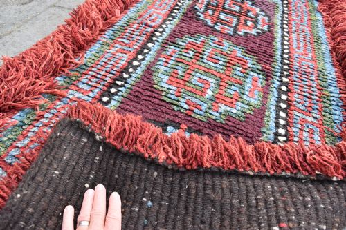 A VERY RARE PURPLE GROUND MONASTIC SEATING MAT FROM THE WANGDEN VALLEY IN TIBET - ADDITIONAL PHOTO 3