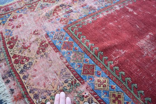 AN EARLY ANATOLIAN MUDJUR PRAYER RUG CIRCA 1800 - ADDITIONAL PHOTO 4