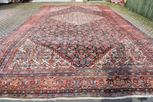 A VERY LARGE ANTIQUE FERAHAN CARPET 646X379CM - ADDITIONAL PHOTO 1
