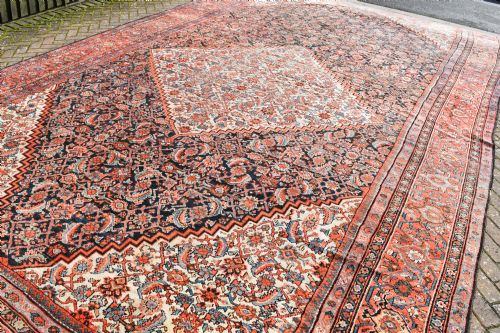 A VERY LARGE ANTIQUE FERAHAN CARPET 646X379CM - ADDITIONAL PHOTO 5