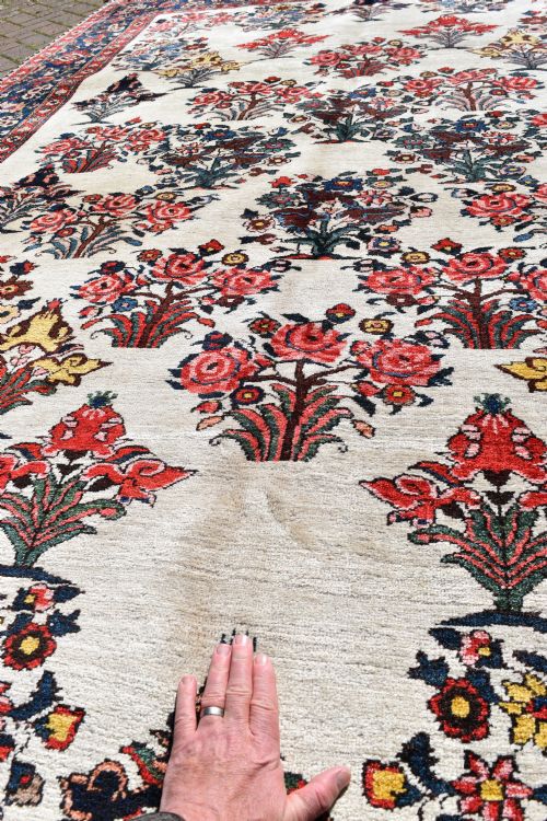 AN UNUSUAL BAHKTIARI CARPET 317X218 CM - ADDITIONAL PHOTO 2