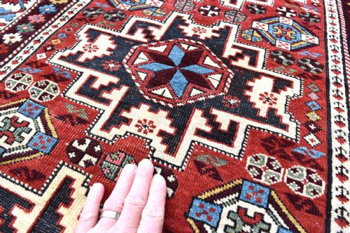 A FINE ANTIQUE CAUCASIAN LESHGI RUG 160X116 CM - ADDITIONAL PHOTO 4