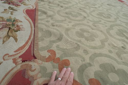 AN ANTIQUE AUBUSSON CARPET 329X232CM - ADDITIONAL PHOTO 4