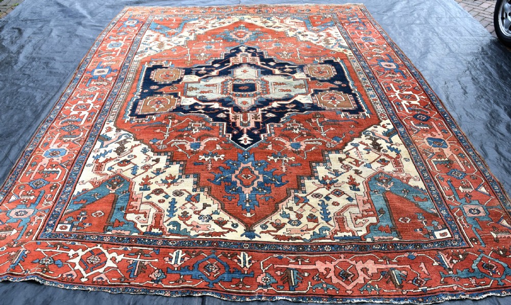 Antique Persian Serapi carpet 376x267