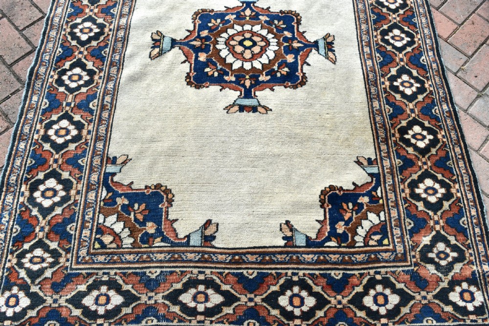 Antique Doroush rug. 172x132cm View II